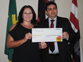 Premiada do Cupom Legal com R 1.000 foto 3 270x202 - Ganhadores recebem prêmios e Cupom Legal sorteia R$ 10 mil nesta sexta-feira