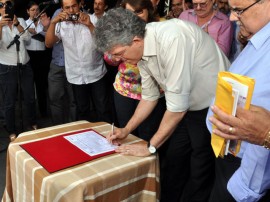 ricardo assina ordem de serviço para adutora em massaranduba foto claudio goes 2 270x202 - Ricardo autoriza adutora e garante água tratada para 11 mil habitantes