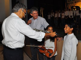 25.11.13 ricardo entrega instrumentos prima guarabira fotos roberto guedes 1 270x202 - Ricardo entrega instrumentos para o PRIMA e autoriza obras em Guarabira