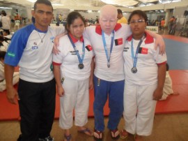 judocas medalhistas com o treinador 270x202 - Paraíba quebra recorde e conquista 26 medalhas nas Paralimpíadas Escolares