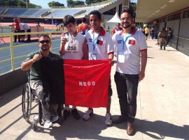 medalhista com tibério 270x201 - Paraíba já coleciona 40 medalhas nas Paralimpíadas Escolares 2013