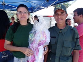 seap artesanato com bonecas recebe elogios de cliente em cg 3 270x202 - Bonecas produzidas por internas do presídio feminino atraem público em Campina