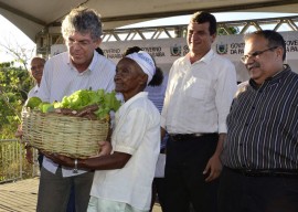 07.12.13 RICARDO QUILOMBOLAS 7 1 270x192 - Ricardo entrega benefícios para 300 famílias quilombolas em Areia