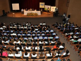 10.12.13 ricardo cg 3 270x202 - Ricardo entrega certificados a 400 formandos de cursos profissionalizantes