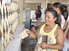 2riacho do poco abono familia foto walter rafael 1 270x202 - Governo inicia pagamento do abono do Bolsa Família em 28 municípios