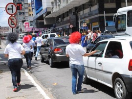 Foto distribuição de panfletos no sinal da Lagoa 270x202 - Cupom Legal realiza sorteio quinzenal de R$ 10 mil nesta sexta-feira