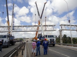 der instala nova passarela junto a comunidade boa esperaca na capital 3 270x202 - Governo instala vão central da passarela metálica na BR-230