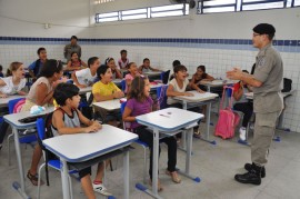 pm realiza aula do proerd foto kleide teixeira 16 270x179 - Programa contra as drogas forma mais de 18 mil alunos em 2013 na Paraíba