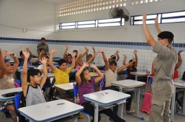 pm realiza aula do proerd foto kleide teixeira 33 270x179 - Programa contra as drogas forma mais de 18 mil alunos em 2013 na Paraíba