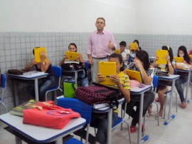 professor usa tablets nas aulas do medio 11 270x202 - Governo divulga prêmios da Educação na próxima semana