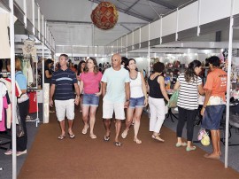 publico salao foto walter rafael 8 270x202 - Turistas e pessoenses vão às compras de Natal no Salão de Artesanato