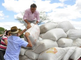 31.07.12 ricardo entrega racao animal sousa foto alberi pontes 166 270x202 - Governo distribui 39 mil toneladas de ração animal na Paraíba