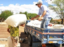 31.07.12 ricardo entrega racao animal sousa foto alberi pontes 210 270x202 - Governo distribui 39 mil toneladas de ração animal na Paraíba