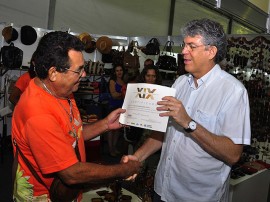 ricardo entrega diploma 270x202 - Salão de Artesanato é encerrado com recorde de visitantes e vendas