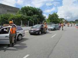 17.02.14 Operação do Corpo de Bombeiros 3 270x202 - Bombeiros orientam motoristas sobre procedimentos nos casos de incêndio