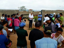 agricutores de matureia recebem mudas de arvores frutiferas pela emater 4 270x202 - Governo entrega mudas de frutíferas a agricultores de Matureia