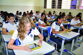 liceu alunos e professores com tablets foto vanivaldo ferreira 381 270x179 - Programa vai combater distorção idade-série de 44 mil alunos na Paraíba