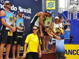 vôlei sec tiberio dar trofeu campeao masc foto walter rafael 270x202 - Secretário de Esporte entrega troféus na final do vôlei de praia