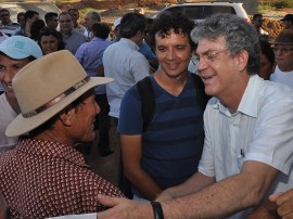 22.03.14 ricardo associação apicutores do sertão aparecida fotos roberto guedes 136 270x202 - Ricardo visita obras do Governo em comunidades rurais de Aparecida