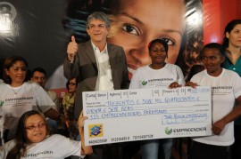 8 DE MARÇO 511 270x179 - Ricardo lança campanha, entrega créditos e aparelhos do SOS Mulher