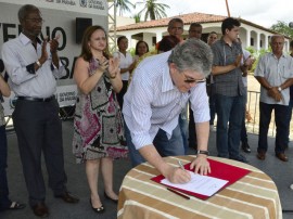 ricardo assina ordem de servico em cural de cima foto alberi pontes 6 270x202 - Ricardo autoriza construção de nova escola em Curral de Cima