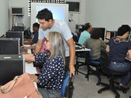 ses reuniao e treinamento do sies laboratorio e informatica foto walter rafael 2 270x202 - Servidores recebem treinamento para operacionalizar sistema logístico de imunobiológicos