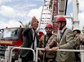 ricardo em viatura magirus do bombeiro foto roberto guedes 2 270x202 - Ricardo entrega viatura com capacidade de atender prédios de até 50 andares