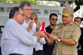 ricardo entrega a bombeiro viatura auto plataforma aerea magirus foto roberto guedes 170 270x180 - Ricardo entrega viatura com capacidade de atender prédios de até 50 andares