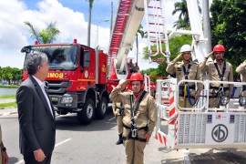 ricardo entrega a bombeiro viatura auto plataforma aerea magirus foto roberto guedes 81 270x180 - Ricardo entrega viatura com capacidade de atender prédios de até 50 andares