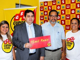 Foto entrega de prêmio do Cupom Legal de R 15 mil 270x202 - Cupom Legal entrega 16 prêmios e divulga ganhadores do sorteio semanal