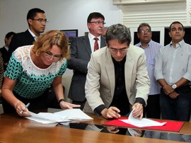 TAM protocolo de intençoes foto francisco frança 5 270x202 - Governo e TAM ampliam em 30% frequência de voos no Castro Pinto