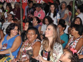 pamela presente no desfile jardim das artesas foto walter rafael 72 270x202 - Desfile de modas com peças de artesãs é destaque na Feira do Empreendedor