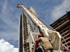 ricardo bombeiro entrega de carro de bombeiros em cg escada magiro foto claudio goes 11 270x202 - Governo do Estado entrega autoplataforma para bombeiros