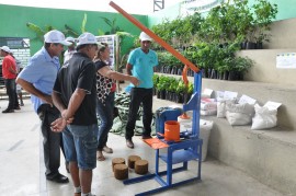 09.06.14 agricultores sousa aprendem combater praga coco 3 270x179 - Agricultores aprendem a combater praga do coco em Jornada de Inclusão