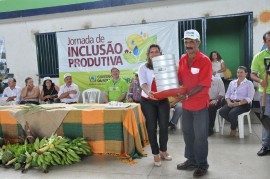 09.06.14 agricultores sousa aprendem combater praga coco 71 270x179 - Agricultores aprendem a combater praga do coco em Jornada de Inclusão