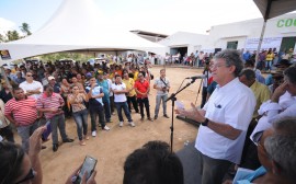 18.06.14 RICARDO alagamar FOTOS JOSE MARQUES 6 270x168 - Governo do Estado entrega títulos de posse a 350 famílias de Alagamar