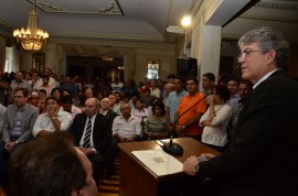 26.06.14 ricardo reuniao palacio  fotos alberi pontes5 270x178 - Governo entrega 100 ambulâncias e 50 utilitários para municípios