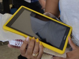 28.02.13 governo estado inicia entrega tablet 2 270x202 - Governo do Estado investe em tecnologias da informação e comunicação para a rede de ensino