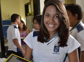 28.02.13 governo estado inicia entrega tablet 3 270x202 - Governo do Estado investe em tecnologias da informação e comunicação para a rede de ensino