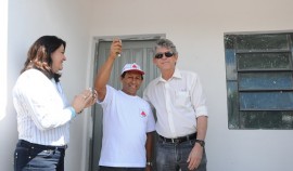 campina grande entrega de casas 27 portal 270x158 - Governo entrega casas e beneficia mais de 1,6 mil pessoas em Campina Grande