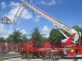 21.11.14 bombeiros instrucoes uso auto plataforma 1 270x202 - Bombeiros recebem instruções para uso de autoplataforma aérea