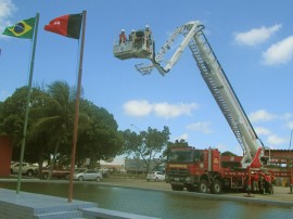 21.11.14 bombeiros instrucoes uso auto plataforma 3 270x202 - Bombeiros recebem instruções para uso de autoplataforma aérea