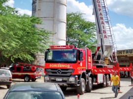 bombeiros atendem ocorrencia e utilizam auto plataforma aera 8 270x202 - Corpo de Bombeiros realiza primeiro atendimento com plataforma aérea em Campina Grande