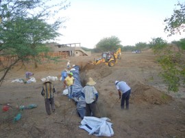 17.12.14 agricultor constroi barragens subterrneas umbuzeiro 3 270x202 - Construção de barragens subterrâneas auxilia convivência com estiagem em Umbuzeiro