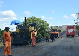 21.01.15 restauração rodovia pb 079 fotos roberto guedes 1 270x194 - Governo recupera PB-079 e beneficia 37 mil moradores do brejo paraibano