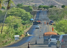 21.01.15 restauração rodovia pb 079 fotos roberto guedes 4 270x194 - Governo recupera PB-079 e beneficia 37 mil moradores do brejo paraibano