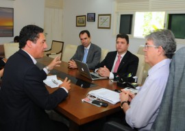 ricardo e sec de educacao reuniao com equipe do mec foto jose marques 3 270x191 - Ricardo discute implantação de projetos inovadores com representantes do Ministério da Educação