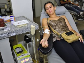 hemocentro doacao de sangue gleicy mendes doadora foto walter rafael 11 270x202 - Hospital de Trauma realiza campanha para aumentar estoque de sangue no Carnaval