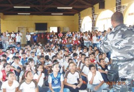 Canil na escola contra as drogas Cajazeiras 270x187 - Polícia realiza palestras de prevenção às drogas em escolas de Cajazeiras