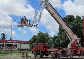 bombeiros treinamento autoplataforma 6 270x191 - Corpo de Bombeiros realiza treinamento na autoplataforma aérea